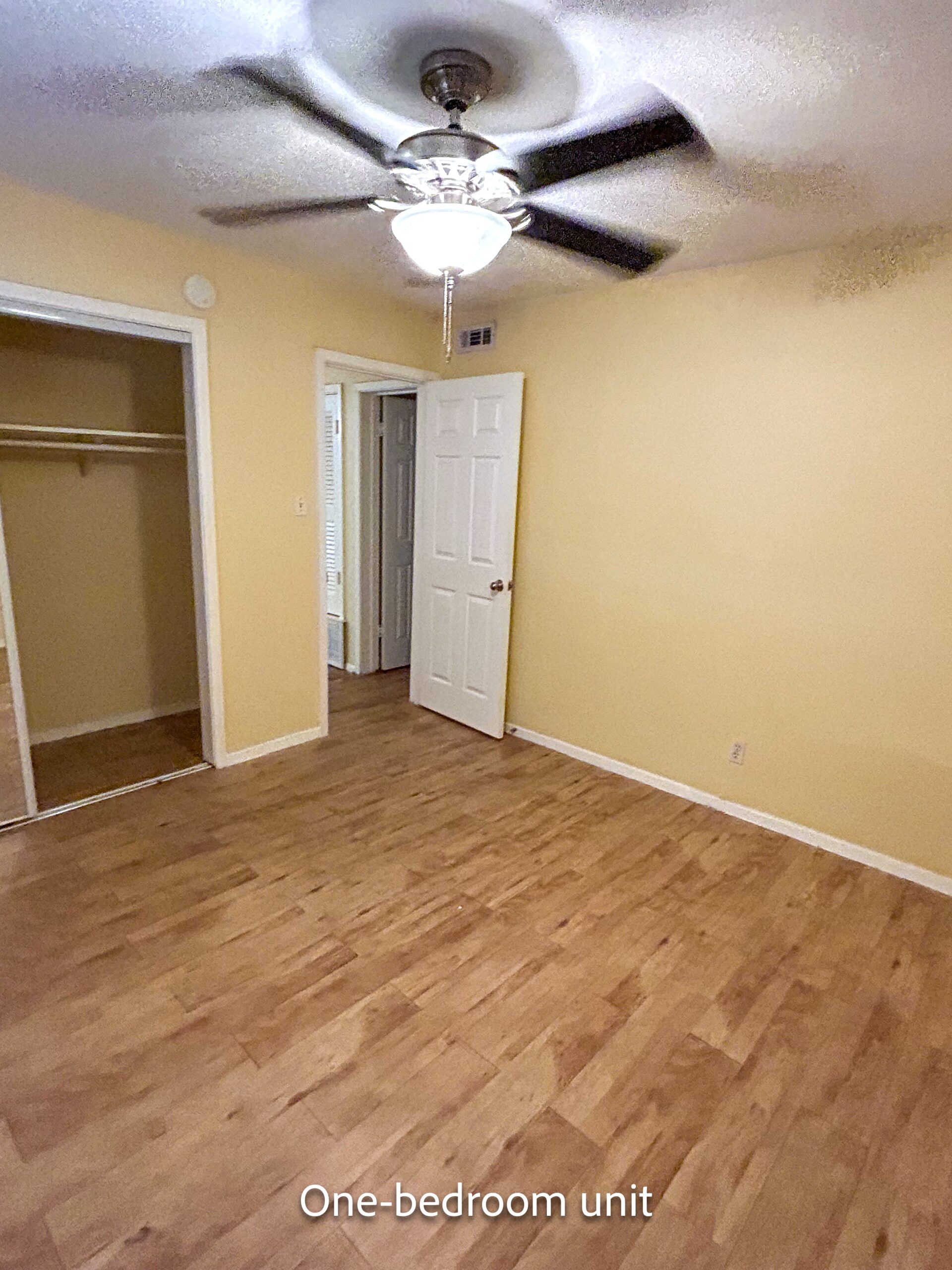bedroom-with-closet