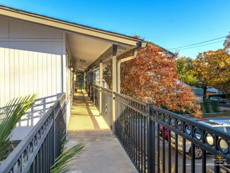 balcony-hallways-studio-apartments