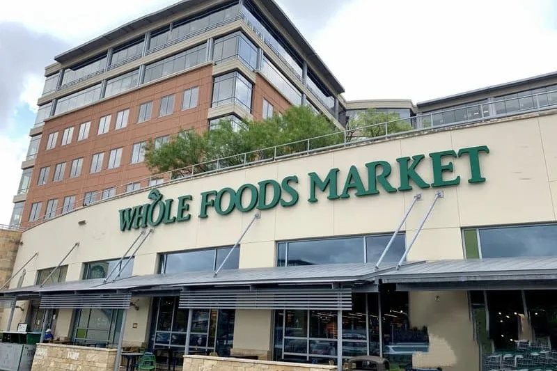 Grocery at the corner of North Lamar and 5th street